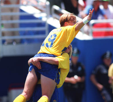 Kennet Andersson och Tomas Brolin, jubel