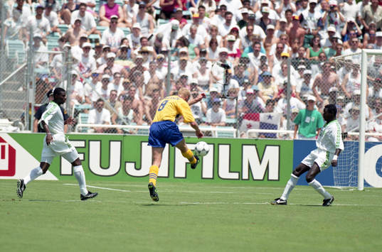 Klas Ingesson, Sverige skjuter iväg bollen på mål