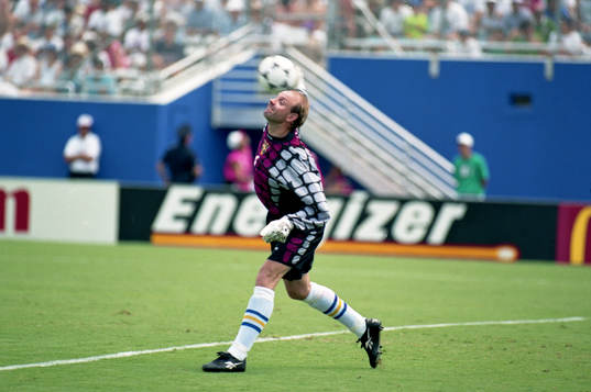 Thomas Ravelli, målvakt kastar ut bollen