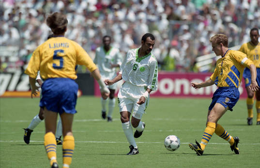 Fuad Amin, Saudiarabien i kamp om bollen med Jonas Thern,