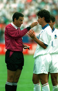 Demetrio Albertini, Italien, diskuterar med domaren som
