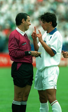 Demetrio Albertini, Italien, diskuterar med domaren