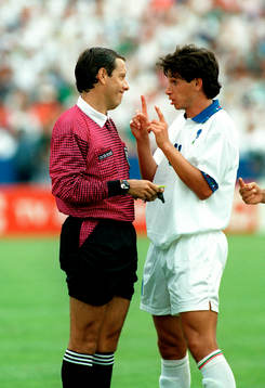 Albertini, Italien diskuterar med domare
