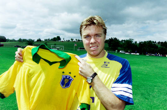 Tomas Brolin med en brassetröja
