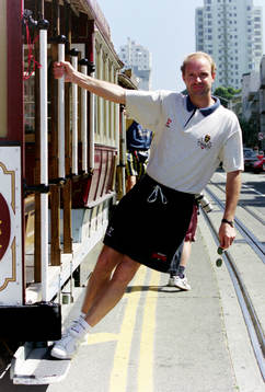 Thomas Ravelli på en spårvagn