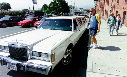 Tomas Brolin vid en limousine