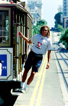 Henrik Larsson på en spårvagn