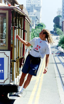 Henrik Larsson på en spårvagn