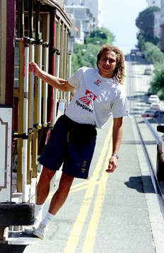 Henrik Larsson på en spårvagn