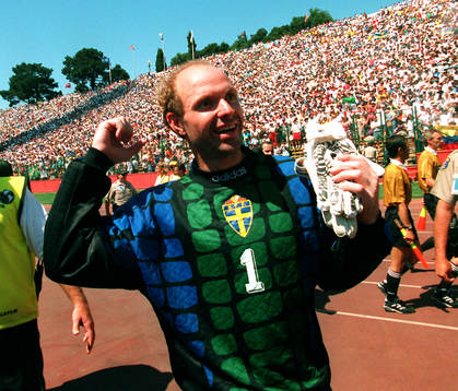 Thomas Ravelli, Sverige, jublar