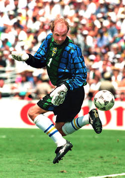 Thomas Ravelli, målvakt, Sverige, klackar bollen
