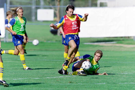 Pontus Kåmark och Teddy Lucic i kamp om bollen