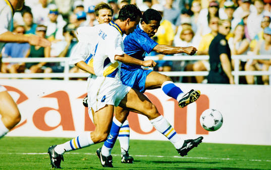 Brasiliens Romario mot Joachim Björklund