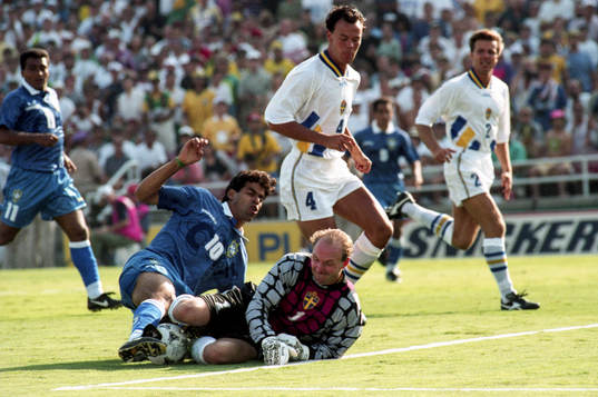 Thomas Ravelli, målvakt, Sverige, tar bollen framför