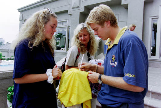 Tomas Brolin, Sverige skriver autografer