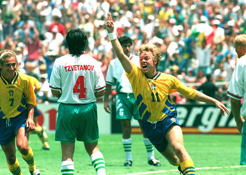 Tomas Brolin jublar medan Henrik Larsson (Henke Larsson)