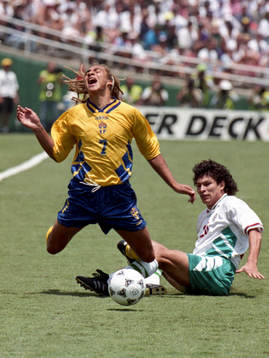 Henrik Larsson, Sverige fälls bakifrån