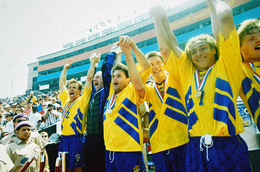 Sverige jublar med sina bronsmedaljer, fr v Roland Nilsson,