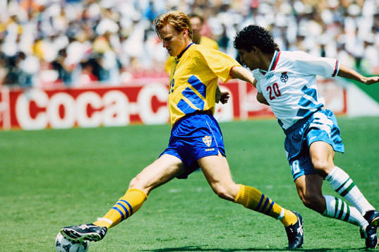 Kennet Andersson mot Bulgariens Krasimir Balakov. Football,