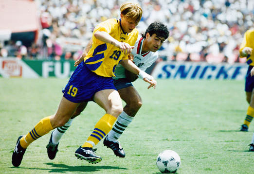 Kennet Andersson mot Bulgariens Zlatko Jankov. Football,