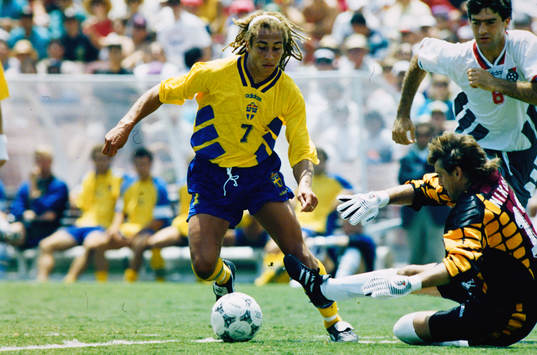 Henrik Larsson mot Bulgariens målvakt Plamen Nikolov och