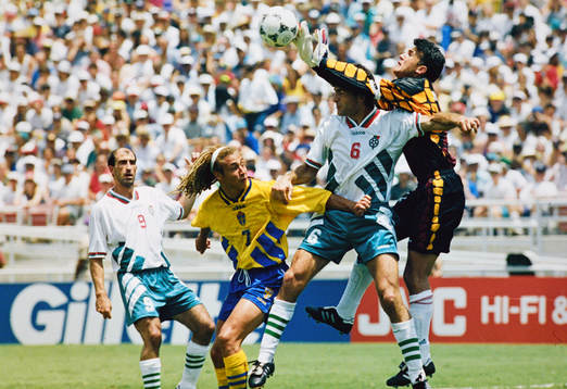 Henrik Larsson mot Bulgariens målvakt Borislav Mikhailov