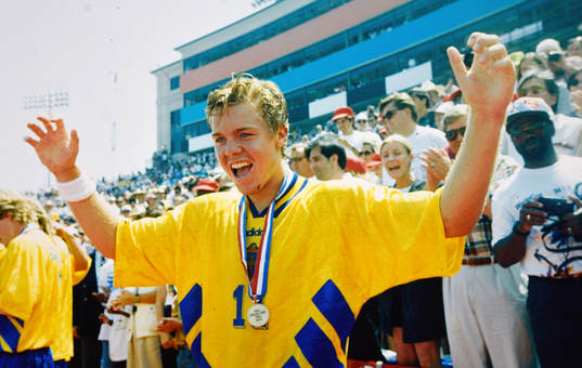 Tomas Brolin jublar med sin bronsmedalj. Football, World