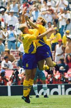 Tomas Brolin jublar med Klas Ingesson