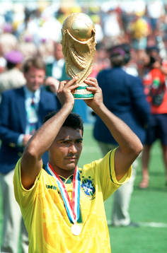 Romario, Brasilien, höjer VM-pokalen. Pokal, buckla,