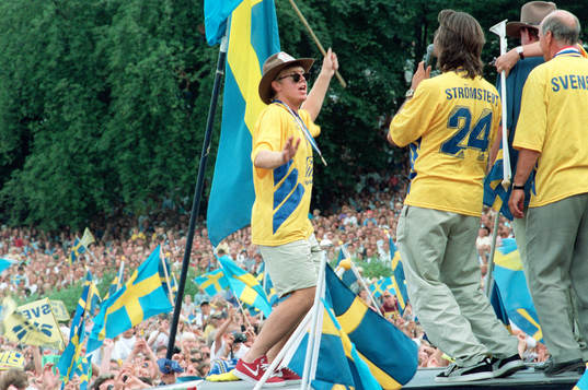 Tomas Brolin, Niklas Strömstedt och Tommy Svensson sjunger