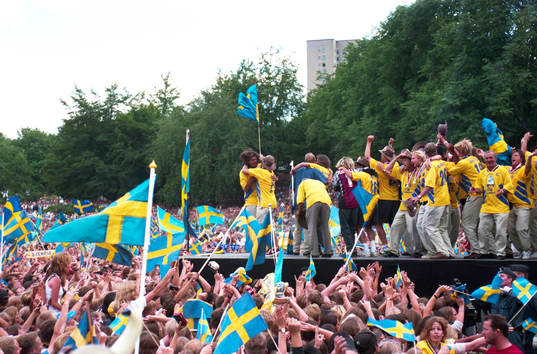 Spelarna dansar och sjunger på scenen
