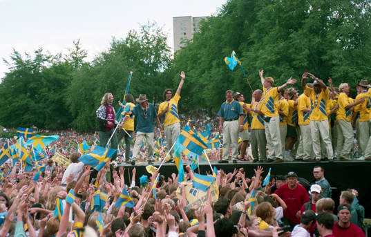Spelarna dansar och sjunger på scenen