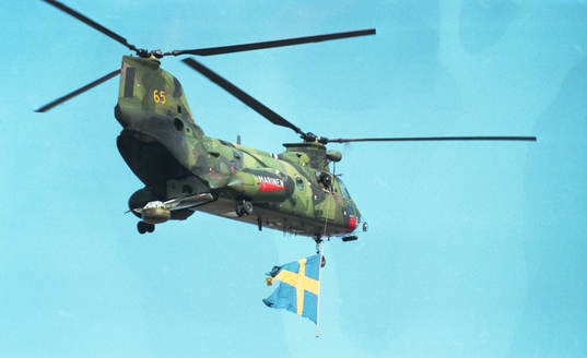 Marinens helikopter kommer med en svensk flagga