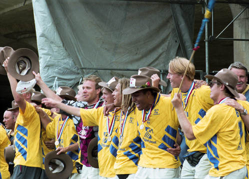 De svenska spelarna sjunger och dansar på scenen