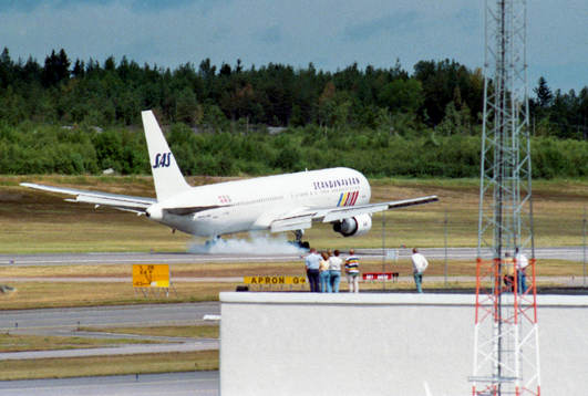 Sveriges landslagstrupp anländer med flygplan
