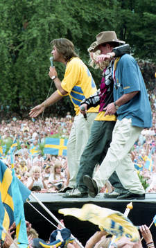 Niklas Strömstedt och Orup håller igång på scenen