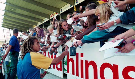 Henrik Larsson skriver autografer