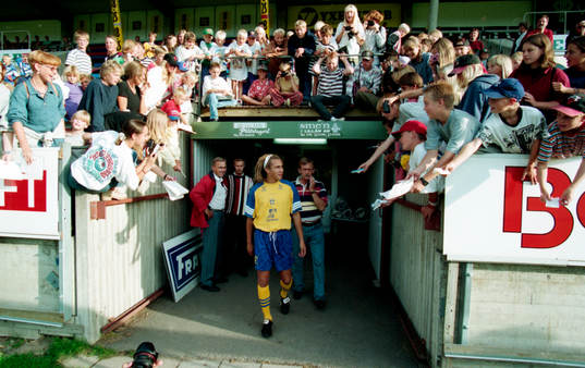Henrik Larsson på väg till träningen
