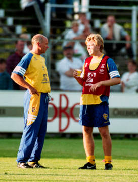 Tommy Svensson, förbundskapten och Tomas Brolin diskuterar