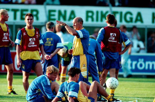 Tommy Svensson, förbundskapten instruerar spelarna