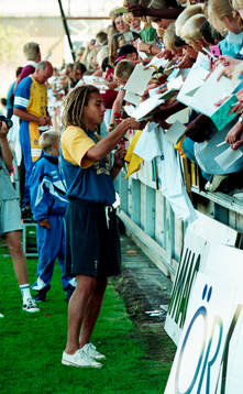 Henrik Larsson skriver autografer