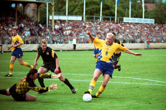 Klas Ingesson, Sverige försöker runda målvakten