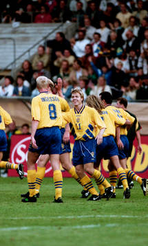 Klas Ingesson  och Tomas Brolin, jublar