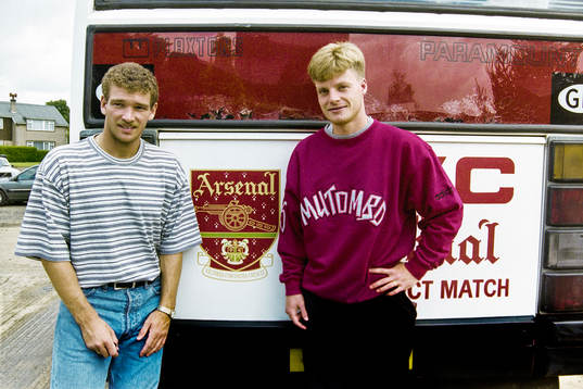 John Jensen och Stefan Schwarz vid spelarbussen