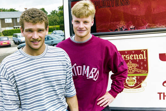 John Jensen och Stefan Schwarz vid spelarbussen