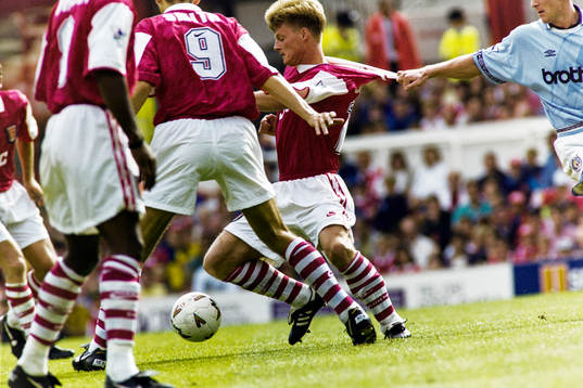 Stefan Schwarz, Arsenal blir dragen i tröjan