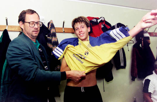 Lars Lagerbäck hjälper Christian Augustsson med att få