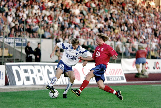 Mikael Hansson, Norrköping med bollen utmanas av Peter