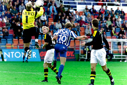 Magnus Hedman, målvakt i AIK greppar bollen framför
