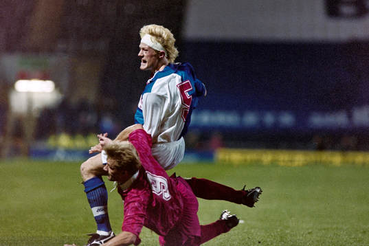Colin Hendry, Blackburn och Joachim Karlsson, Trelleborg i